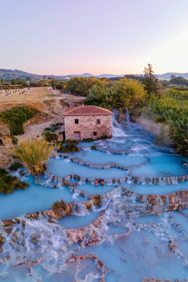 Où trouver une maison de vacances en Toscane avec des cours de peinture et des visites de jardins botaniques?